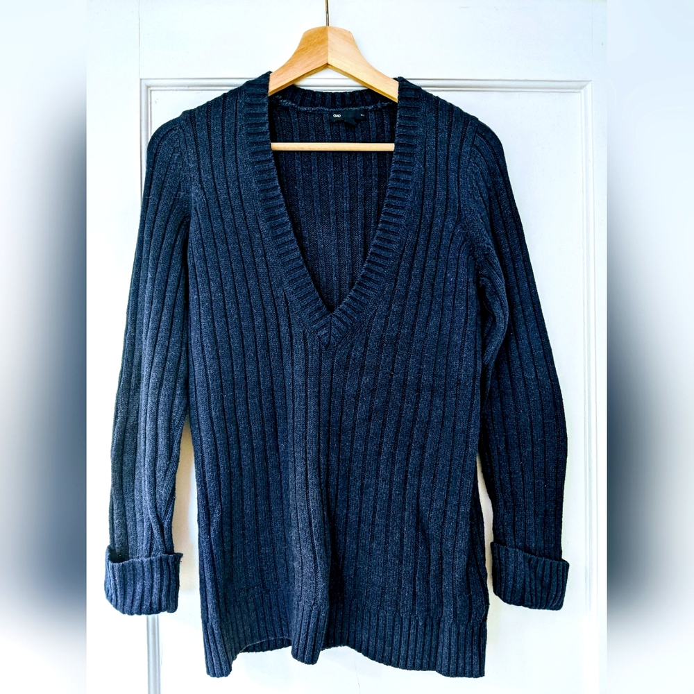 GAP V-neck Dark Blue Sweater. Size Small
